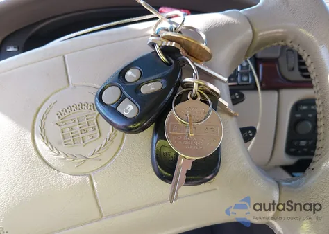 1998 Cadillac Deville Standard z USA, uszkodzony, nr VIN 1G6KD54Y2WU703274